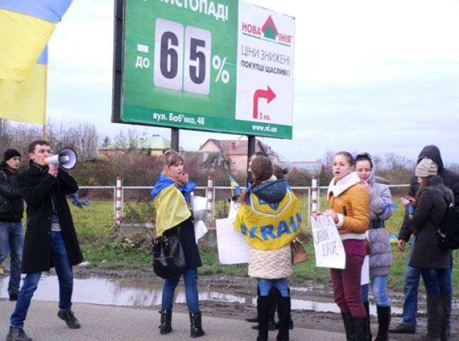 “УжНУ крокує у Європу” – з таким гаслом розпочалась хода студентів на ЄвроМайдан в Ужгороді (ФОТО)