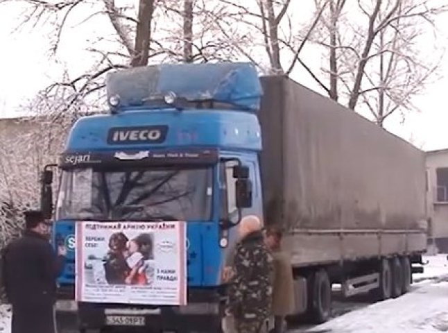 На Донбас з Тячева відправили дві вантажівки з необхідними речами