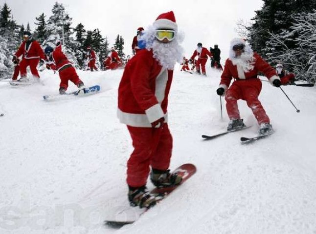 До Буковелю з’їхалися майже півтори сотні Дідів Морозів щоб поїздити на лижах та сноубородах
