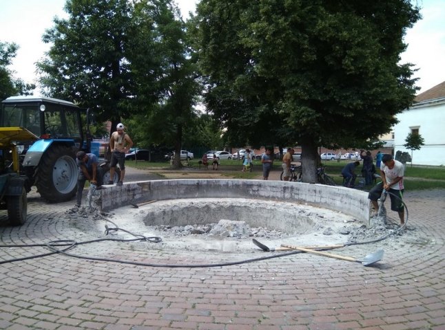 У центрі Мукачева демонтують фонтан