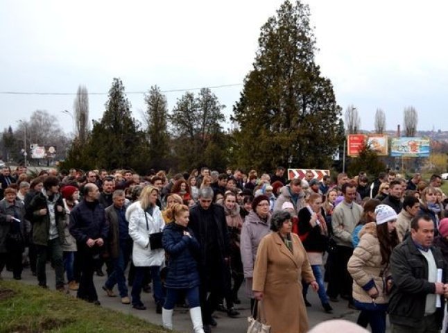 Тисячі закарпатців пройшли Хресною ходою за мир в Україні