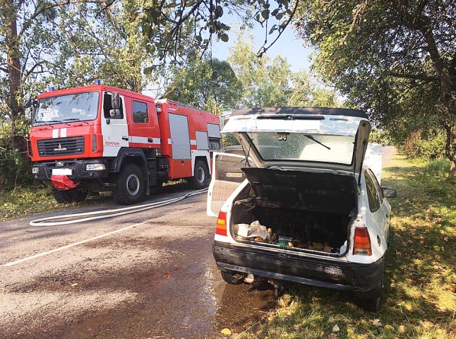На Перечинщині рятувальники гасили палаючий автомобіль