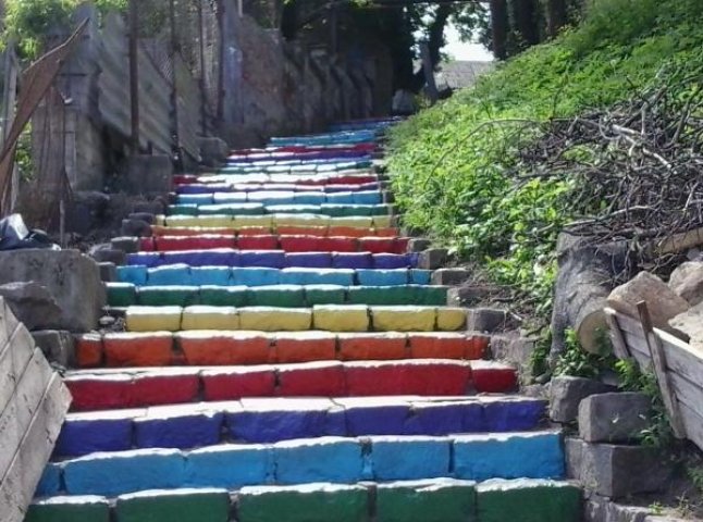 Ужгородські студенти розфарбували замкові сходи у кольори веселки (ФОТО)