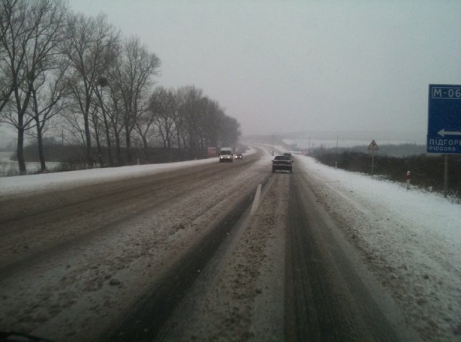 Через сильні снігопади ДАІ попереджає про ускладнений рух на дорогах області