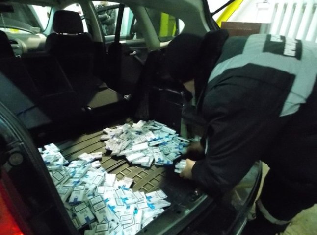 Прикордонники затримали БМВ із 300-ма пачками сигарет, які були запаковані у мішки з борошном