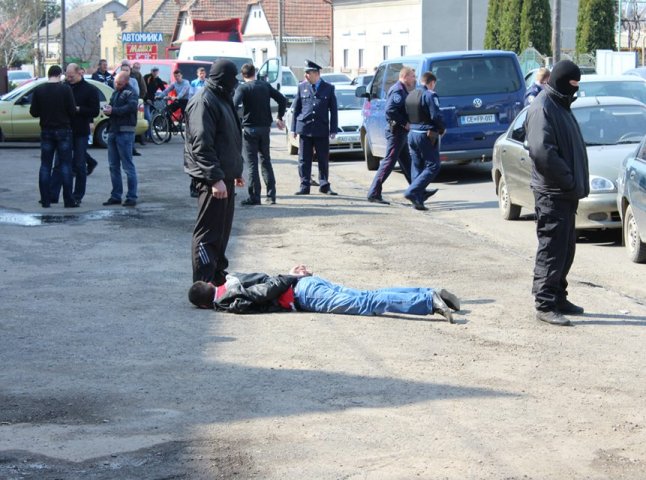 У Мукачеві в мікрорайоні "Паланок" спецпризначенці затримали двох міліціонерів-хабарників (ФОТО)