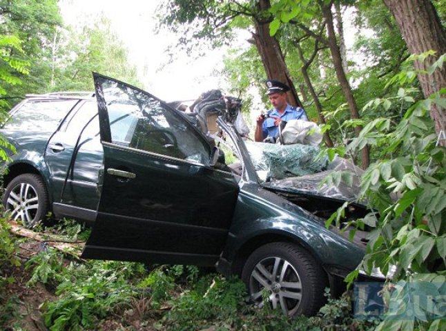 Житель Солотвина не впорався із керуванням автомобіля і врізався у дерево