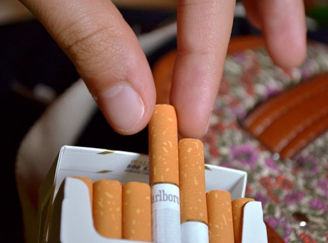 Закарпатські прокурори взялись за митників, які "недогледіли" понад 3 300 цигарок
