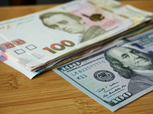 Гривня відчутно просіла відносно долара: курс валют на 12 грудня