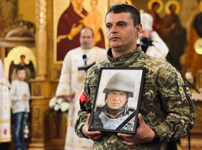 У Мукачеві поховали загиблого на війні Героя Павла Поповича