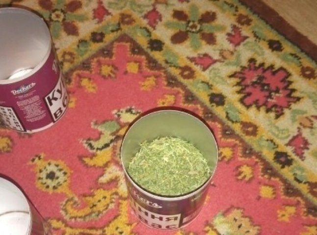 Під час обшуку в помешканні мукачівця поліцейські знайшли 100 грам марихуани