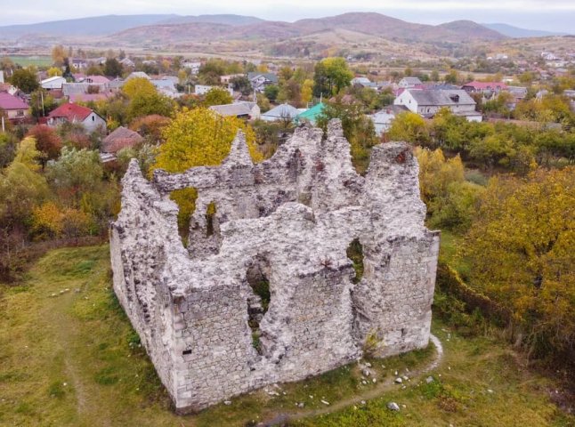 Біля відомого закарпатського замку облагородять територію Біля відомого закарпатського замку облагородять територію