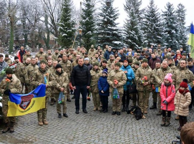 В Ужгороді вшанували бійців, які боронили Дебальцеве