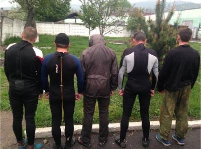 Закарпатські прикордонники затримали 5 "водолазів"