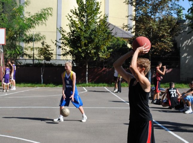 У Мукачеві стартував відкритий міський турнір зі стріт-болу