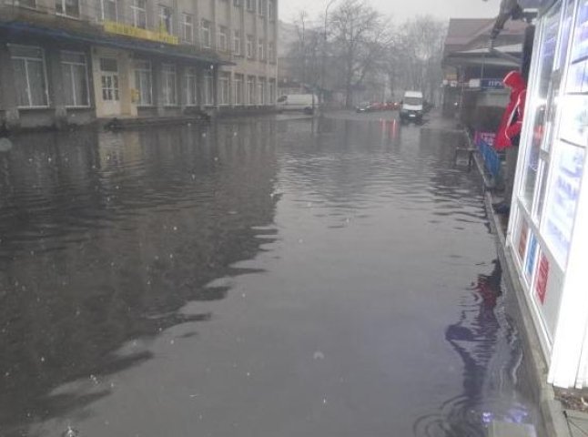 Внаслідок сильних опадів підтопило кілька вулиць Хуста