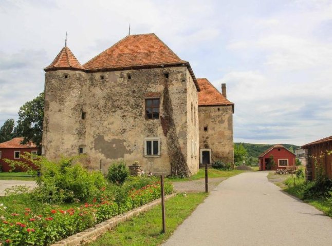 На 1+1 показали сюжет про чинадіївський замок Сент-Міклош та його володаря Йосипа Бартоша