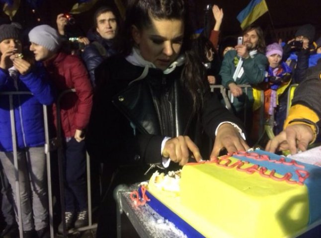 Співачка Руслана годувала євромайданівців солодким патріотичним тортом (ФОТОФАКТ)