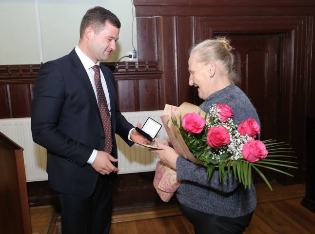 Мукачівка отримала почесне звання «Мати-героїня» 