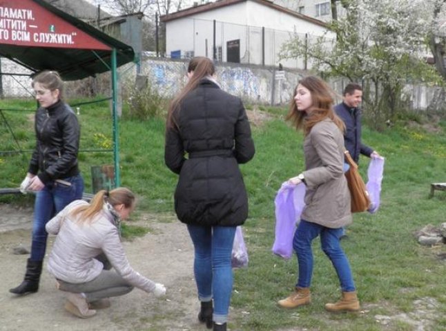 Студенти-біологи УжНУ прибрали набережні обласного центру (ВІДЕО)