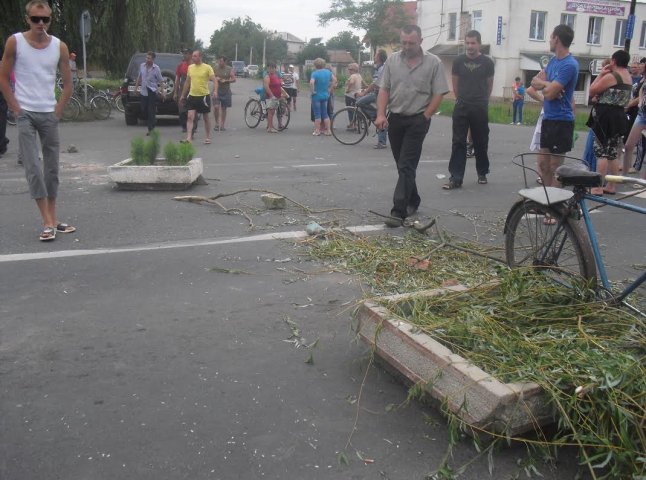 У Кайданові люди на дорозі встановили міні-барикади із квіткових клумб (ФОТО)
