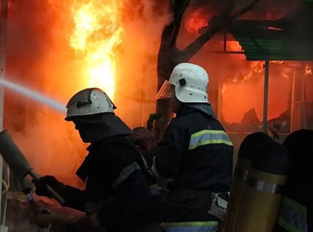 В Ужгороді горіло офісне приміщення: вогонь знищив майно