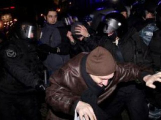 Беркут не заспокоївся: правоохоронці закидують людей камінням, постраждав журналіст "Коментарів"