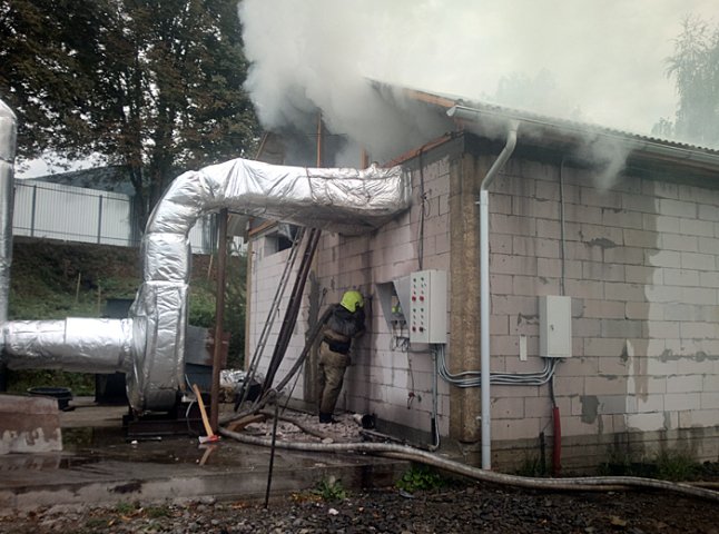 Перечинські вогнеборці ліквідували пожежу в деревообробному цеху