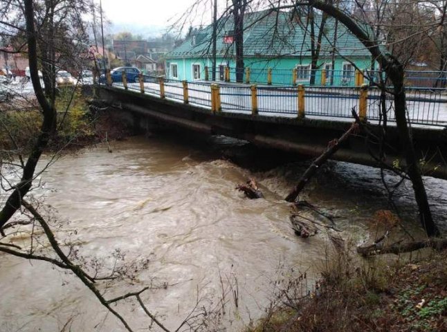 Сильні зливи на Закарпатті призвели до підтоплення земельних угідь, доріг та руйнації мосту