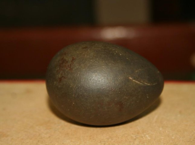На Іршавщині діти знайшли давнє "кам’яне" яйце, яке передадуть в місцевий історичний музей