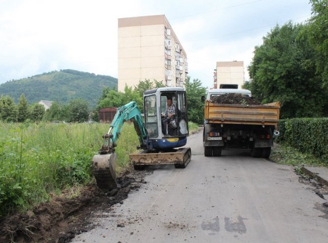 У Мукачеві на бульварі Гойди ремонтують проїзд