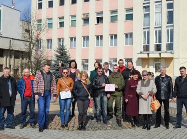 Іршавчани влаштували пікет на підтримку Надії Савченко