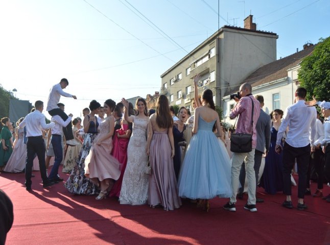 Парад випускників у Мукачеві: емоційні фото із заходу