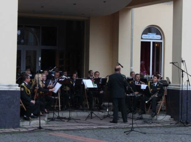 У Мукачеві виступив духовий оркестр