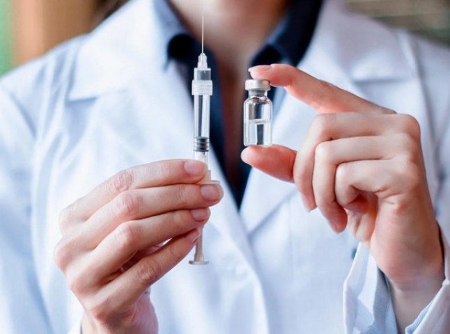 Сусідня Угорщина отримала 6 тисяч доз російської вакцини від COVID-19