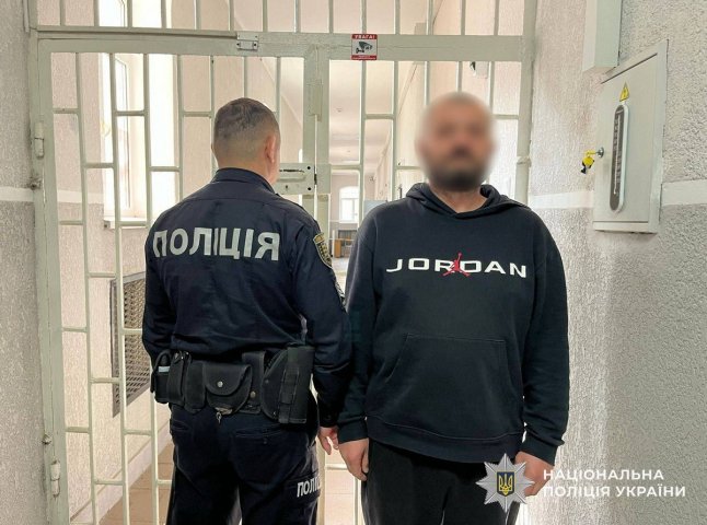 Хлопця госпіталізували: у поліції розповіли, чим закінчилась сімейна сварка на Мукачівщині Хлопця госпіталізували: у поліції розповіли, чим закінчилась сімейна сварка на Мукачівщині