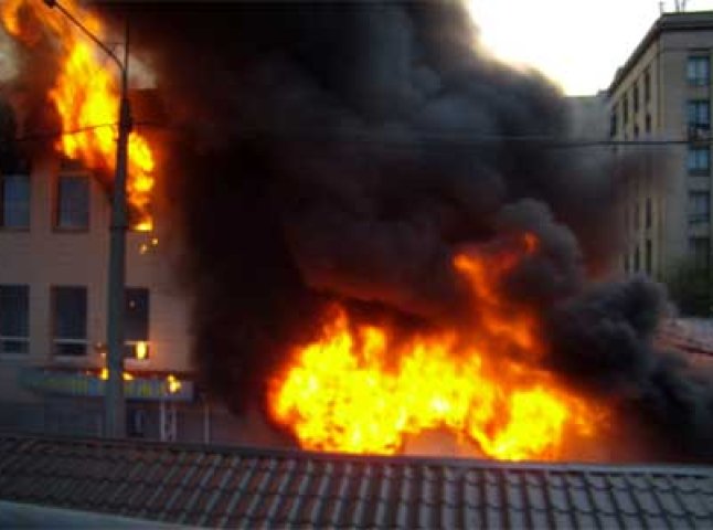 В Ужгороді через пожежу в терміновому порядку евакуювали мешканців будинку