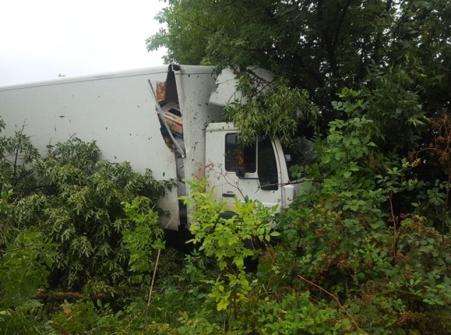На Ужгородщині вантажівка потрапила в ДТП: водій отримав травму голови