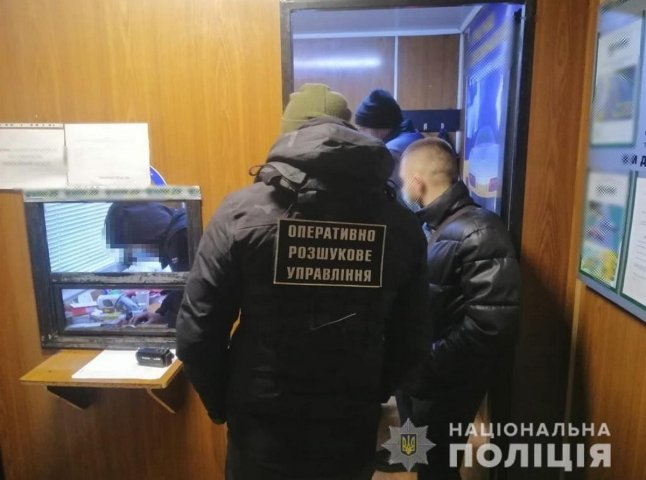 Закарпатські поліцейські викрили схему з виготовлення підроблених COVID-документів