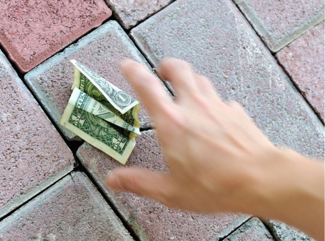 Гроші з дороги можуть накликати біду: що кажуть прикмети Які є народні прикмети про гроші