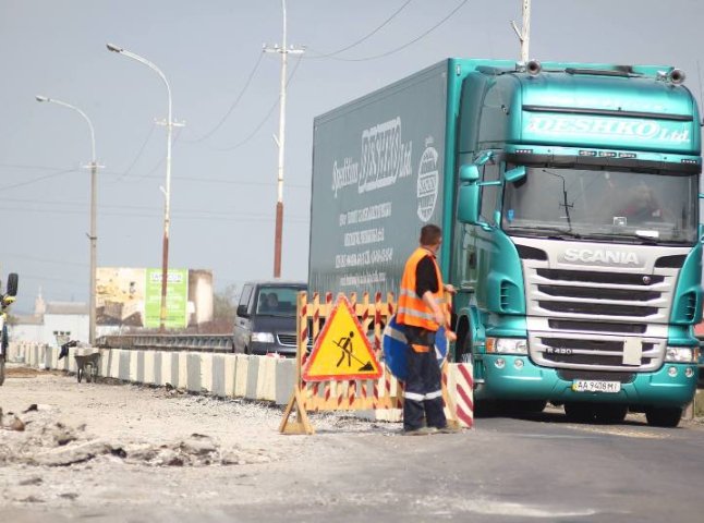 Рух по мосту на вулиці Берегівській об’їзній у Мукачеві і далі обмежений, ремонт триває