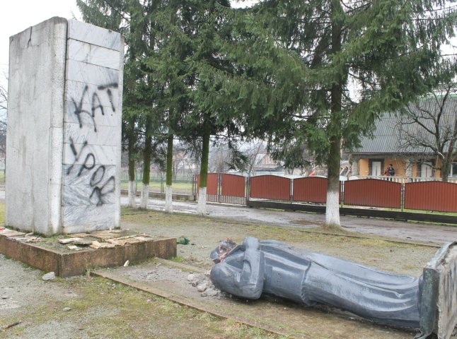 На Закарпатті повалили останній пам’ятник Леніну, який знаходився на території області