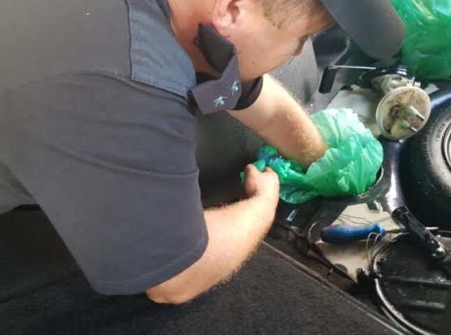 Громадянин Румунії у паливному баку свого автомобіля намагався провезти контрабандні сигарети