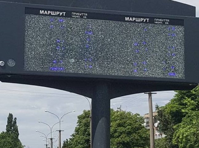 Вандали на автобусній зупинці розбили електронне табло