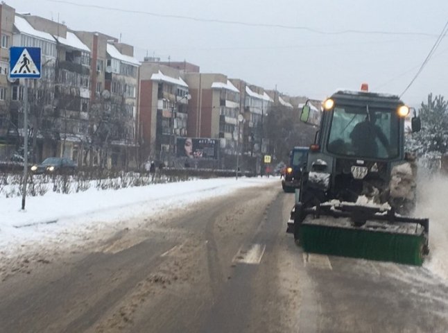Як у Мукачеві комунальники очищають вулиці та тротуари від снігу