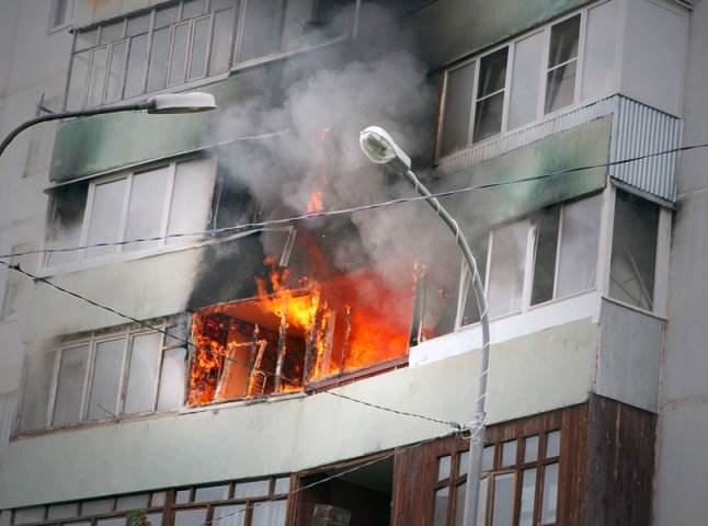 По вулиці Минайській в Ужгороді горить одна із квартир на 5-ту поверсі 