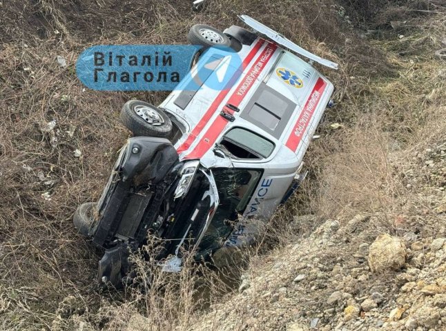 На Закарпатті перекинулась «швидка»: фото та де це сталось