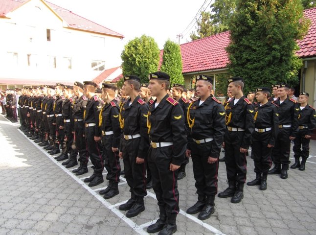 У Мукачеві військові ліцеїсти отримали перші погони