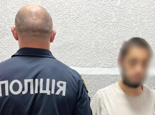 Грабіж у Мукачеві: чоловік вдарив жінку та відібрав золоті прикраси
