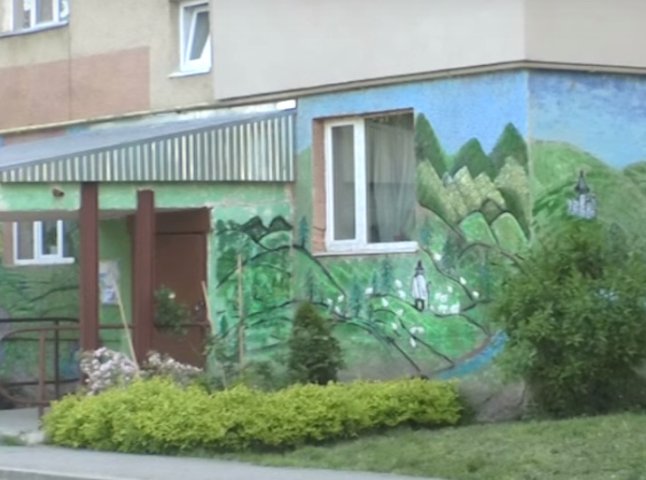 Ужгородка намалювала на фасаді п’ятиповерхівки мурал